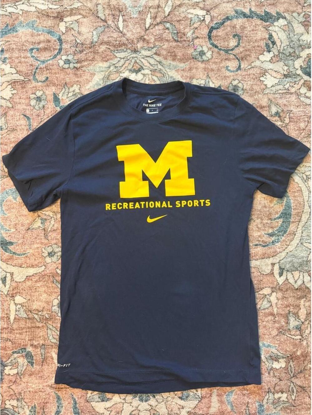 Nike Men's Navy and Blue Tshirt